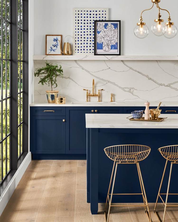 blaue Küche weiße Arbeitsplatte Einrichtung Trends 2020
