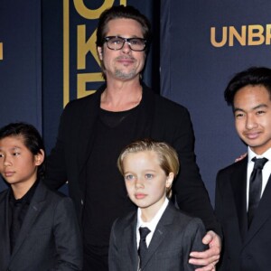 brad pitt mit seinen gemeinsamen kindern von angelina jolie und adoptierten