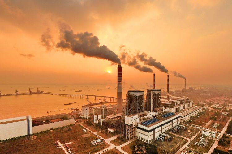 fabrik stoßt kohlenstoffdioxid in die luft aus führend zu hohem co2 gehalt atmosphäre