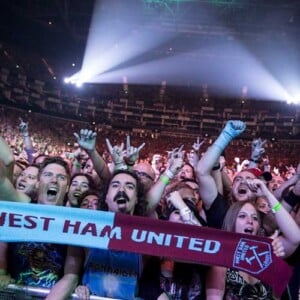 fans vom fußballmannschaft west ham united auf einem konzert von iron maiden