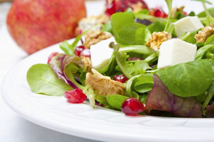 gesunder salat mit wallnüssen granatapfeln und käse