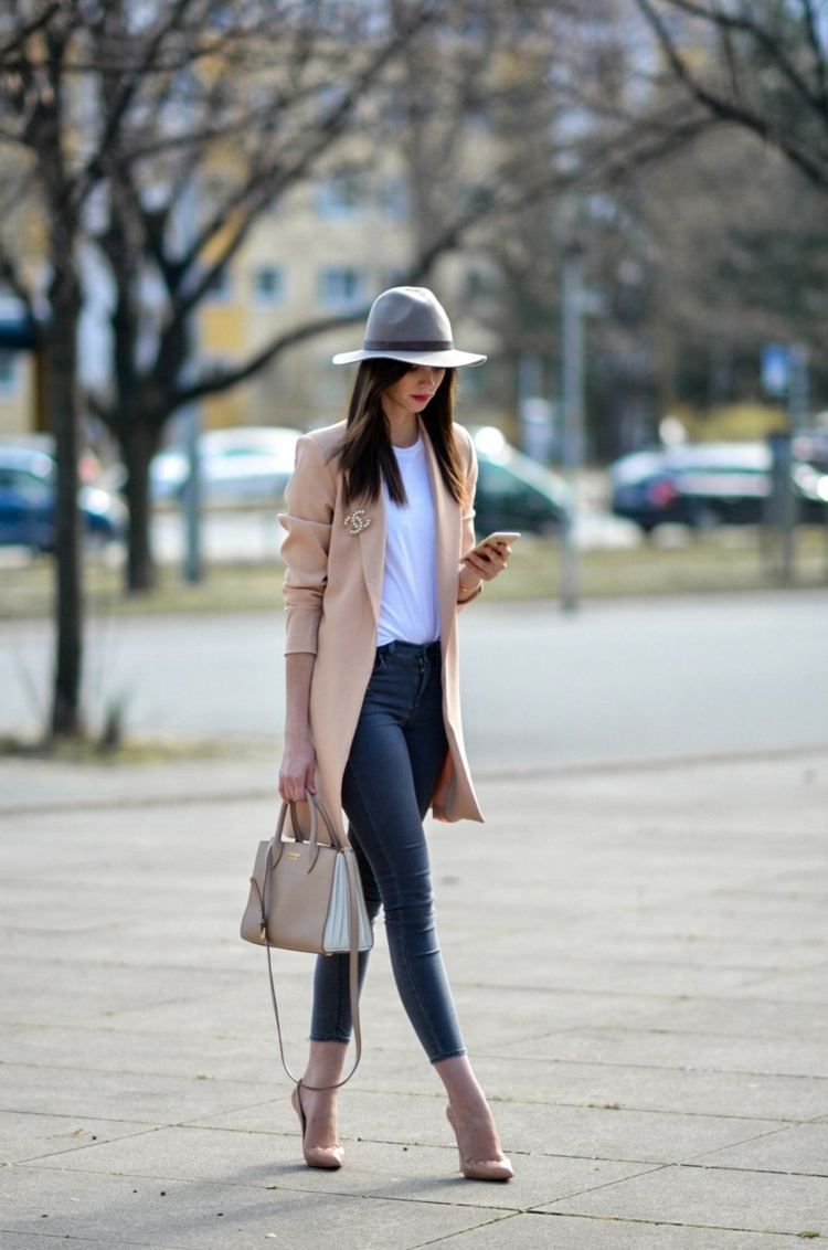 graue jeans wie kombinieren trenchcoat outfits für das büro winter modetrends frauen