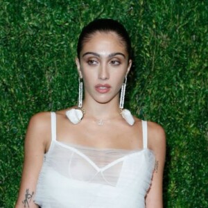 in weiß gekleidete lourdes leon