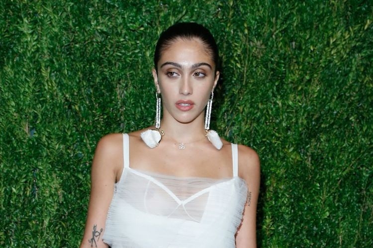 in weiß gekleidete lourdes leon