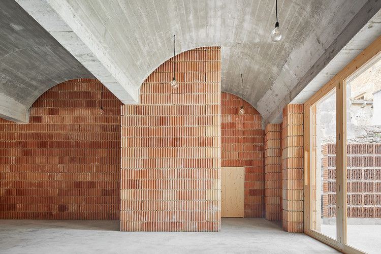 innenraum von gebäude aus nachhaltigen materialien wie beton und ziegeln für moderne architektur