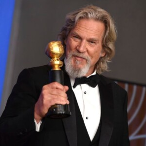 jeff bridges 70. geburtstag hält den golden globe preis