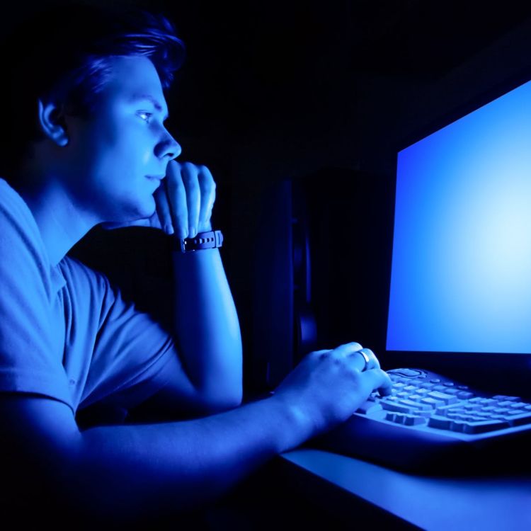 jugendliche blaues licht computer