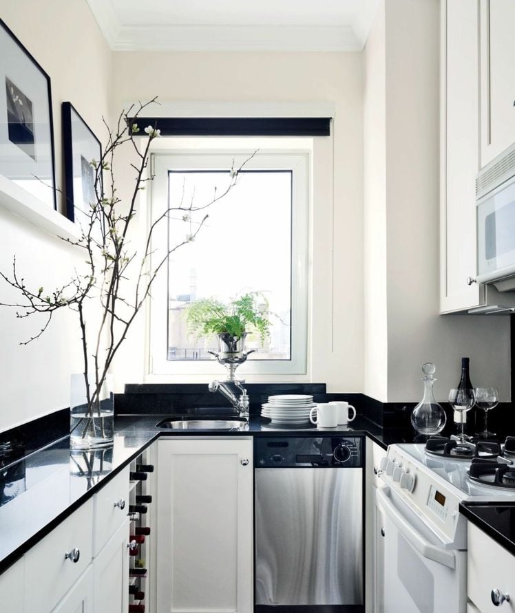 kleine Küche einrichten tipps weiße küche schwarze arbeitsplatte welche wandfarbe