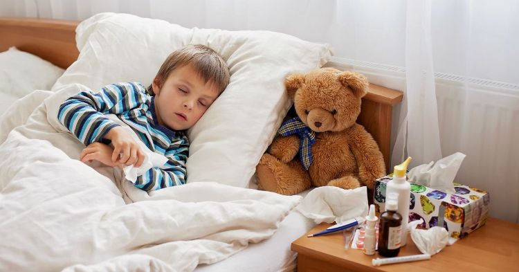 kleines kind mit erkältung oder grippe influenza virus mit medikamenten bekämpfen