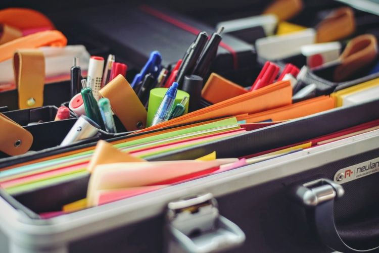 kugelschreiber und farbige zettel in tasche für schüler pisa studie deutschland 2019