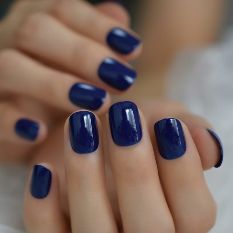 kurze Nägel lackieren Nagellack dunkelblau Modetrends Winter Frauen