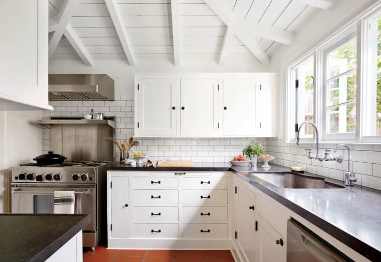rustikaler Wohnstil Küchentrends 2020 schwarze Granitplatte