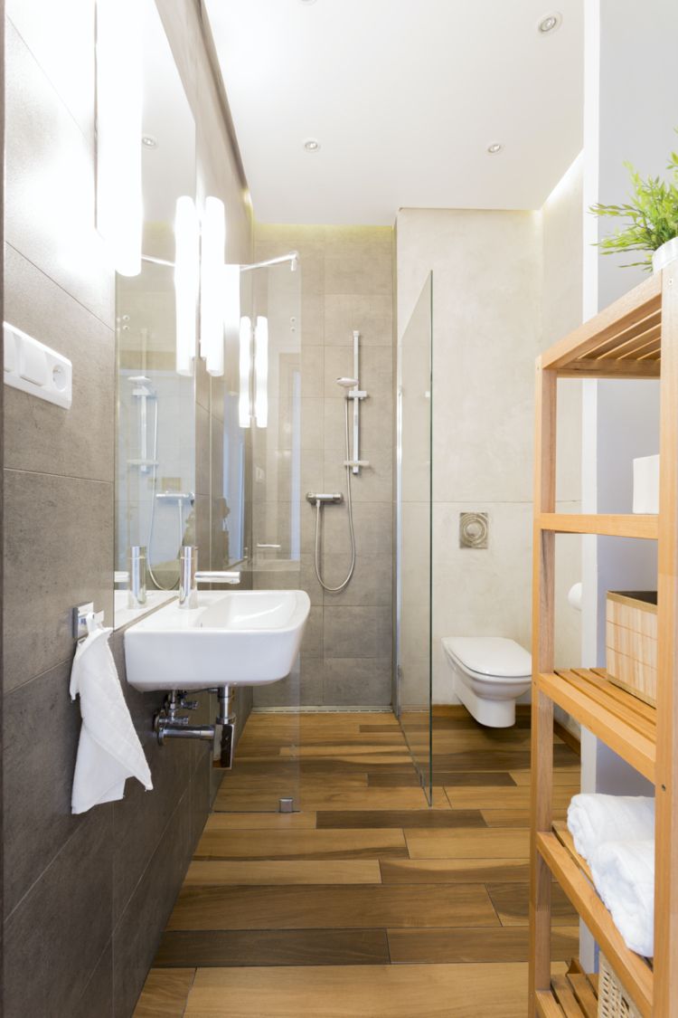 schmales Bad modern mit Dusche und gut geplanter Beleuchtung