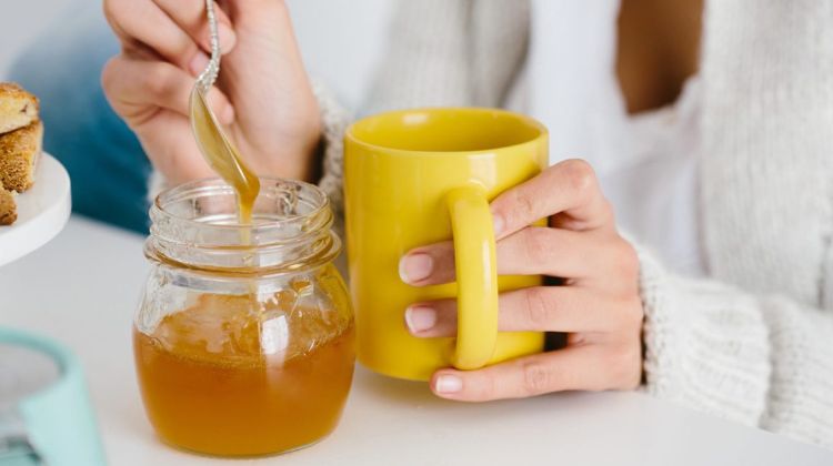 tee oder kaffee mit honig versüßen als gesündere alternative und zuckerersatz