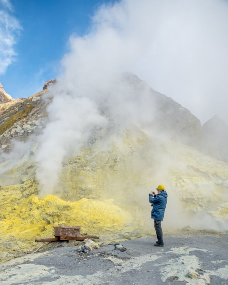 tourist spaziert auf dem krater eines vulkans auf der white island