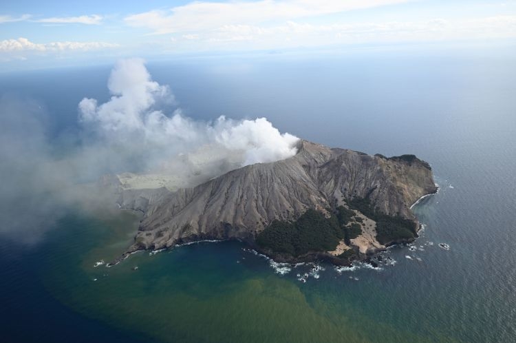 vogelansicht von whakaari weiße insel neuseeland vulkanausbruch