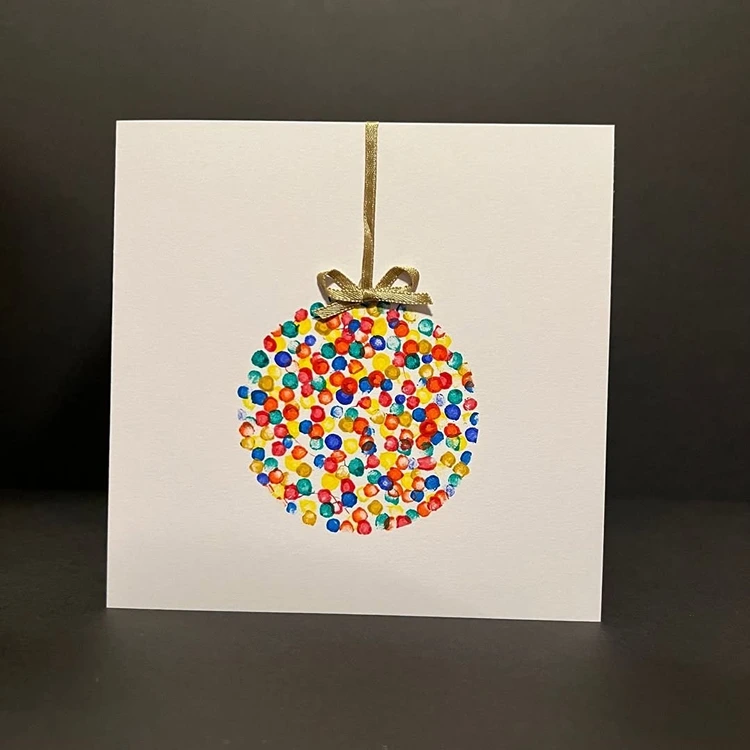 weihnachtskarten gestalten mit fingerabdrücken bunte weihnachtskugel