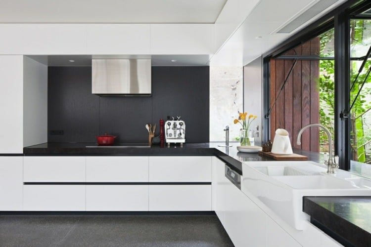 weiße hochglanz küche schwarze arbeitsplatte skandinavischer Wohnstil Wohntrends 2020
