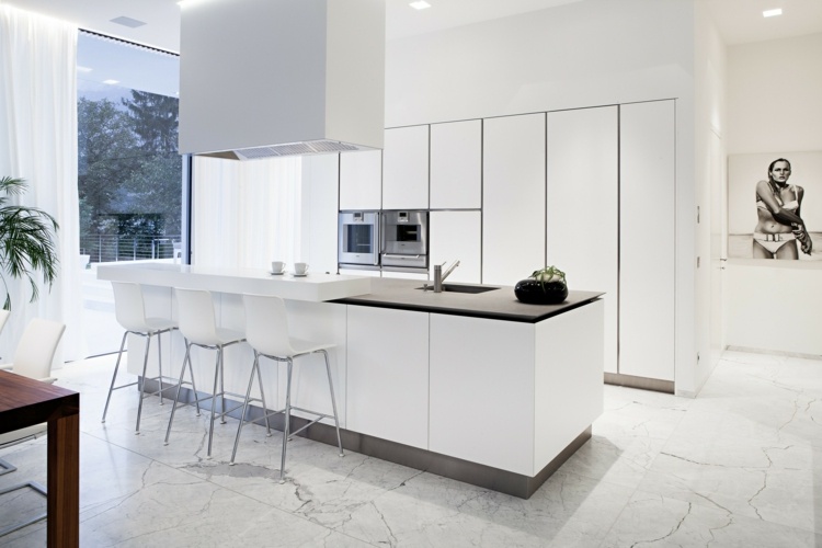 weiße hochglanz küche scwarze arbeitsplatte skandinavischer wohnstil