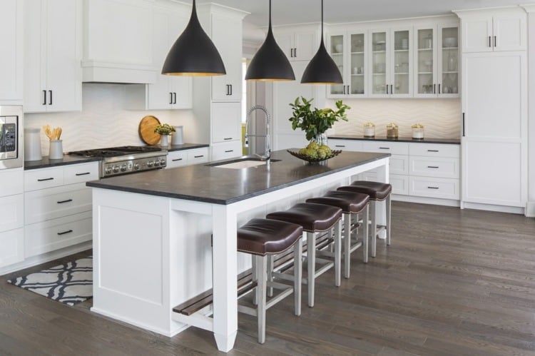 weiße küche mit schwarzer arbeitsplatte Küchenrückwand Ideen