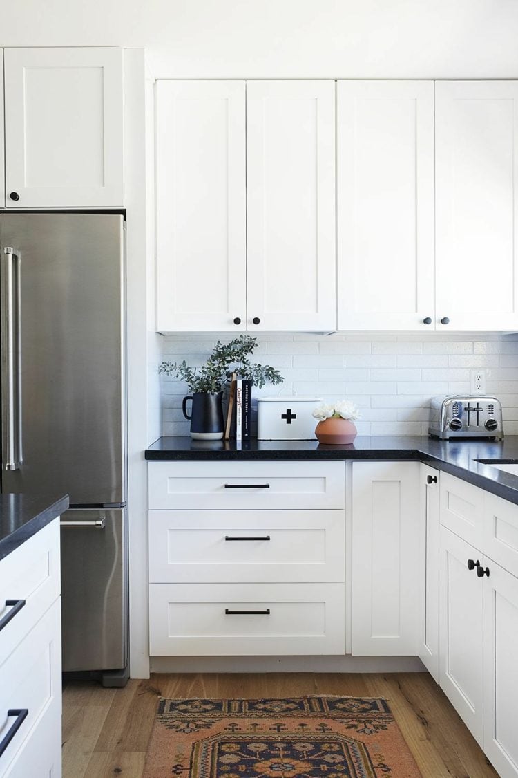 weiße küche mit schwarzer arbeitsplatte wohntrends 2020