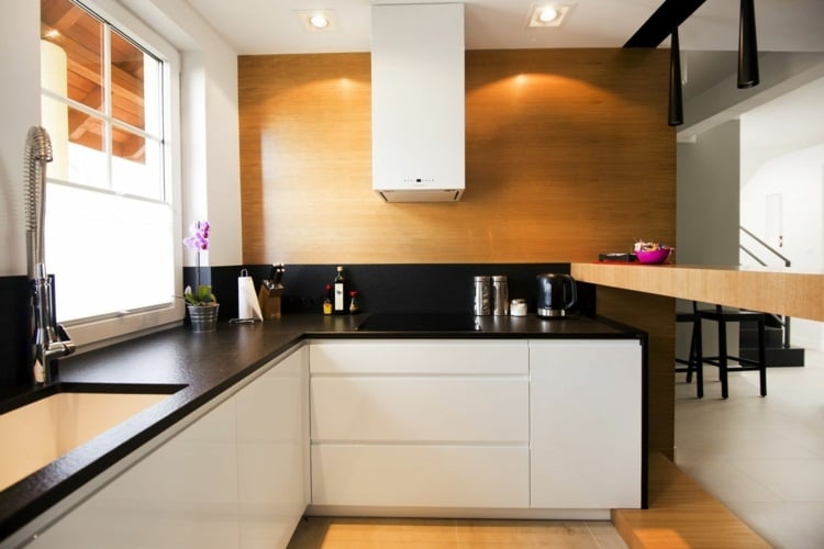 weiße küche schwarze arbeitsplatte minimalistischer wohnstil