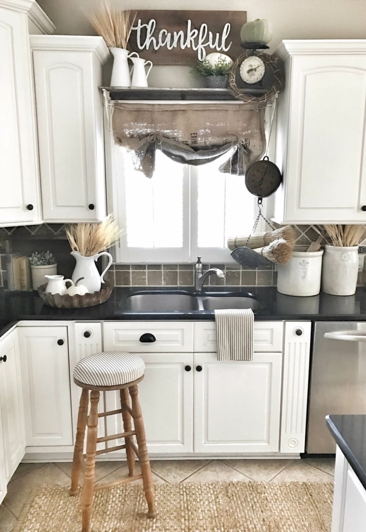 weiße küche schwarze arbeitsplatte rustikaler wohnstil