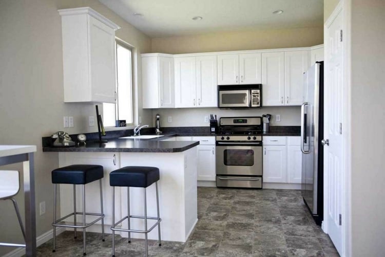 weiße küche schwarze arbeitsplatte welche Wandfarbe neueste Küchentrends