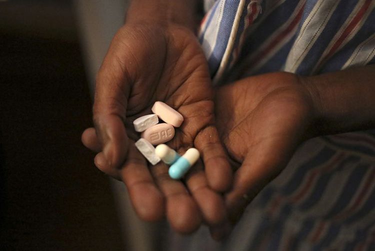 welt aids tag medikamente therapie gegen hiv virus zugang arme länder