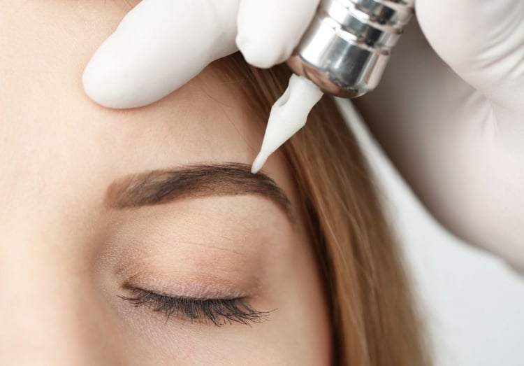 Augenbrauen laminieren Vorteile Microblading Gesichtspflege