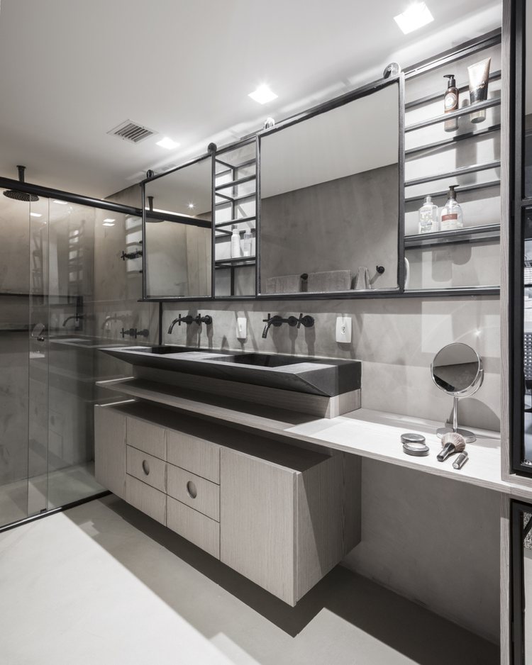 Badezimmer in Schwarz Weiß und Grau einrichten mit Regendusche und doppeltem Waschbecken und Spiegeln