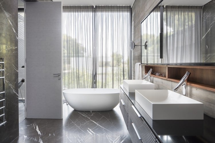 Badezimmer mit freistehender Badewanne und Fenster