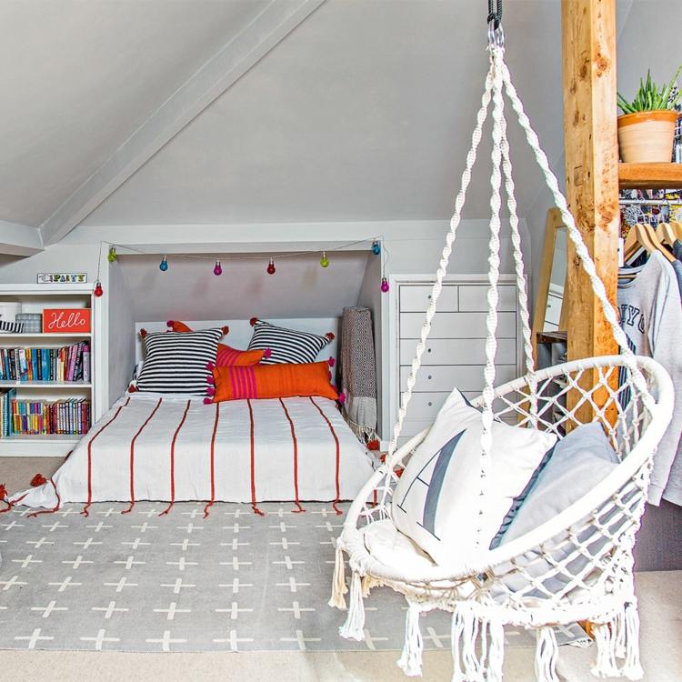 Cooles und modernes Jugendzimmer mit Bett unter Dachschräge, eingebautem Regal, Schaukel und offenem Kleiderschrank
