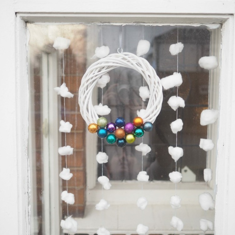 DIY Fensterdeko im Januar - Vertikale Girlanden aus Watte für den Winter mit Türkranz