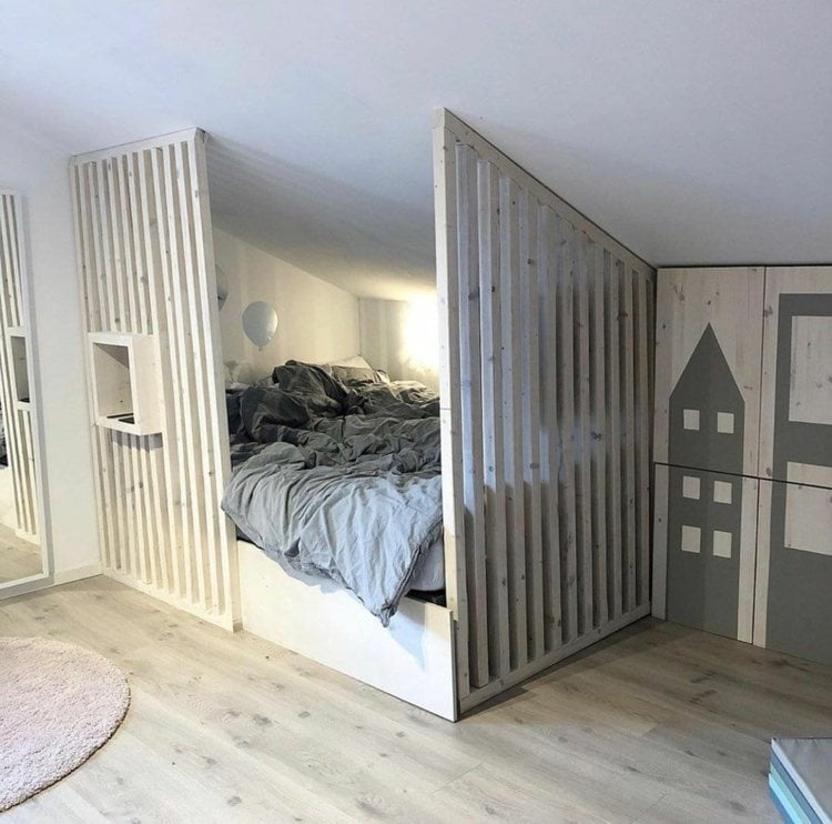Frame the bed with a privacy screen made of wooden slats for young people