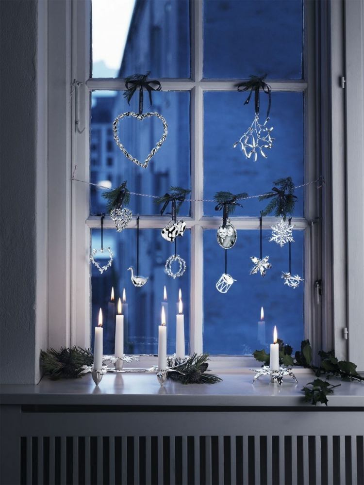 Das Fenster im Winter schmücken mit Anhängern und Kerzen