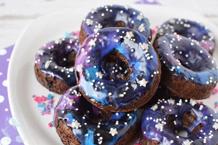Donuts mit Galaxie Glasur - Rezept zum Selbermachen von Marmor-Topping