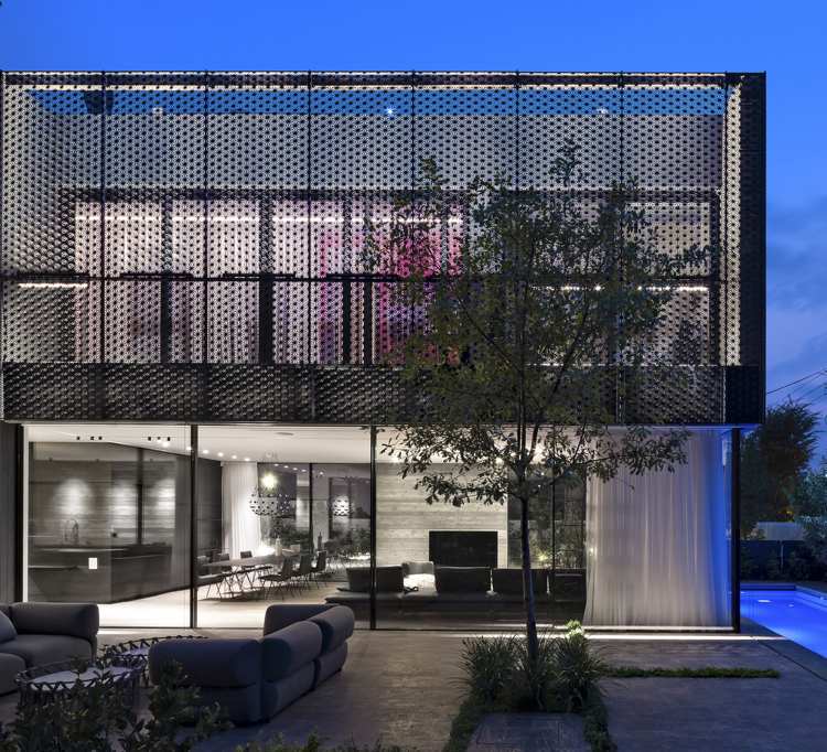 Einfamilienhaus mit abgehängter Fassade als Sichtschutz