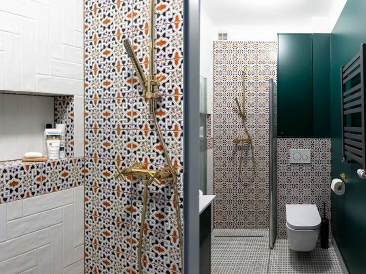 Farbakzente im Gäste WC mit Dusche - Petrolgrüne Wand und marokkanische Fliesen