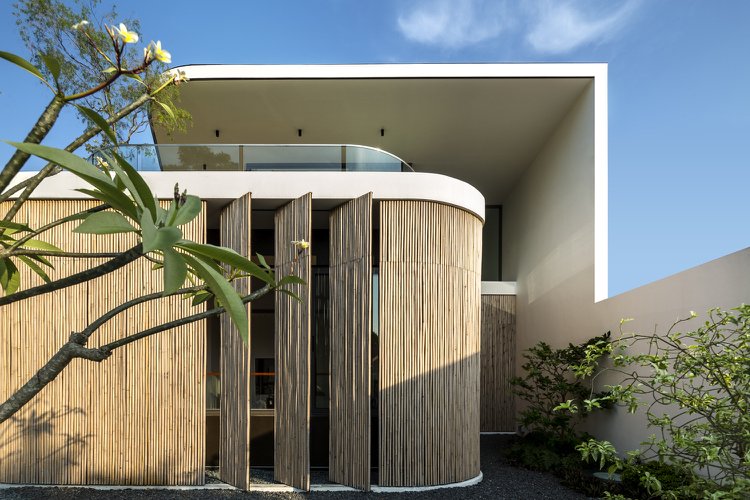 Fassadengestaltung mit verstellbaren Jalousien aus einheimischen Materialien Haus in Singapur