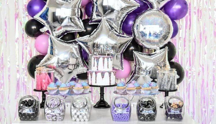 Futuristische Partydeko in Silber für eine Weltall Feier zum Geburtstag