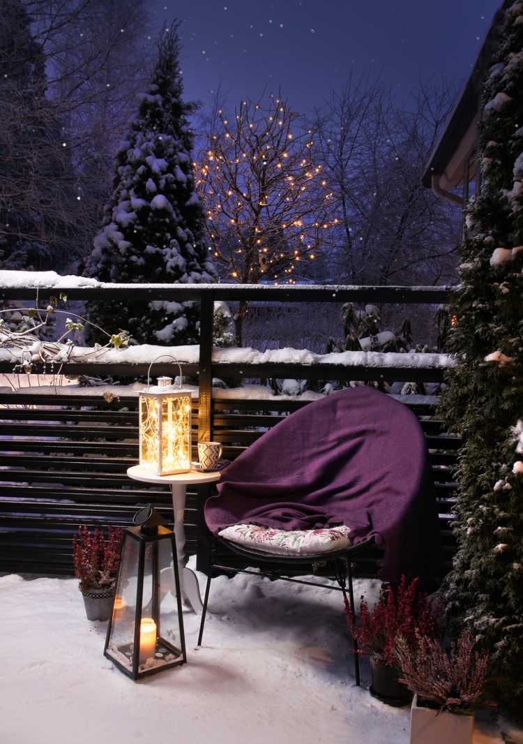 Gartenparty im Winter Beleuchtung mit Laternen und Lichterketten