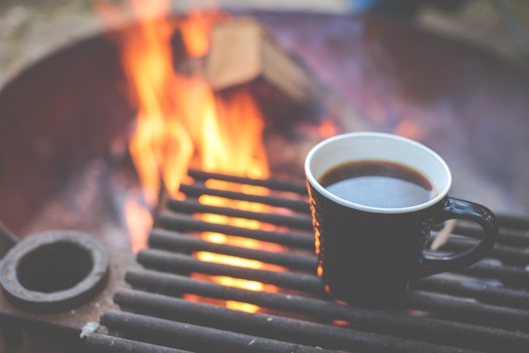 Gartenparty im Winter Grillen und Kaffee für Gäste zubereiten