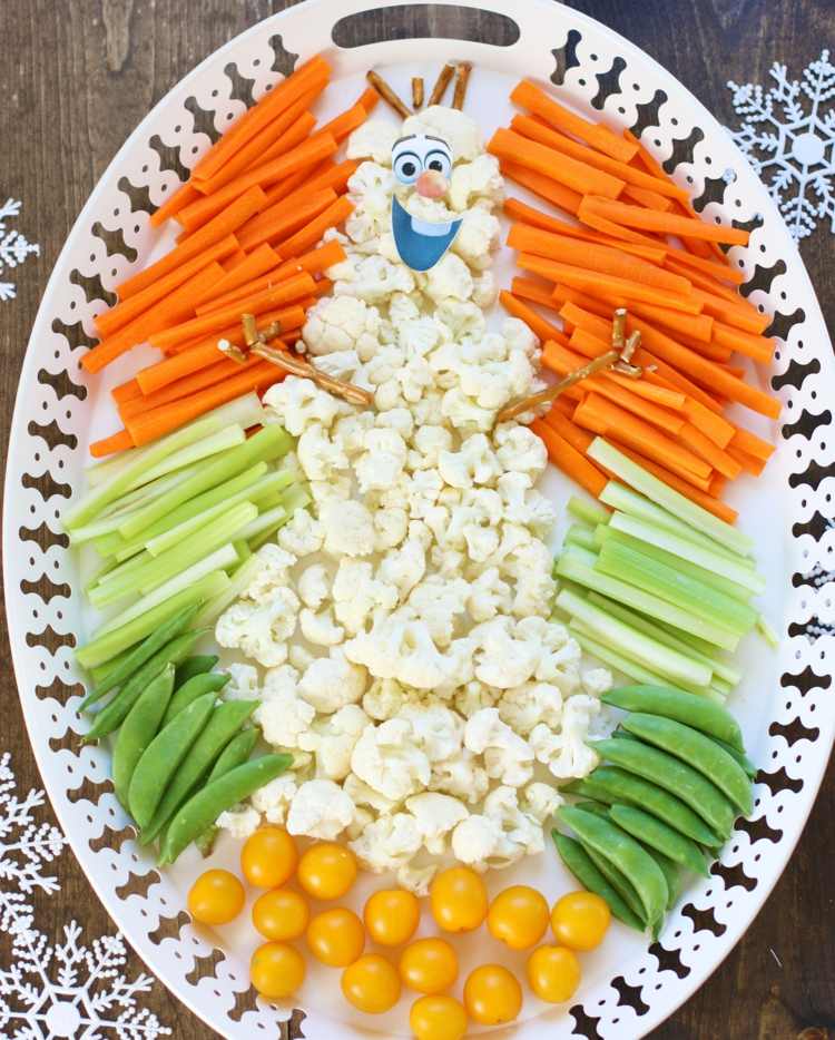 Gesunde Gemüseplatte mit Dip mit Frozen Thema - Olaf aus Blumenkohl, Bohnen und Gurken
