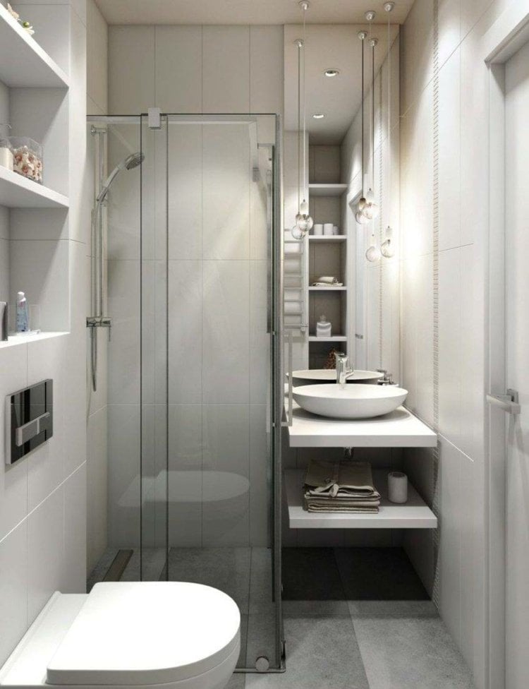 Gäste WC mit Dusche, Einbauregalen und kleinem, platzsparendem Waschbecken
