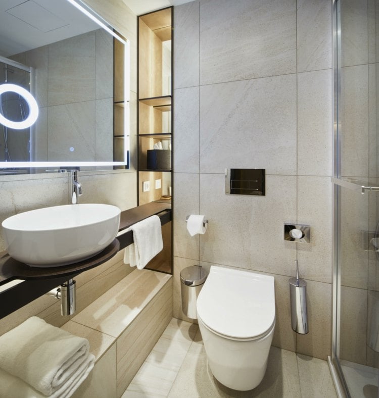 Gäste WC mit Dusche modern einrichten - Helle Fliesen und Nasszelle