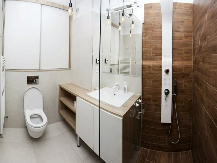 Halboffene Duschkabine, Badschrank und Regal - Holzoptik, kombiniert mit Weiß