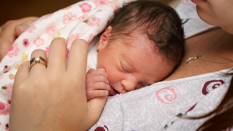 Haut-zu-Haut-Kontakt zwischen Eltern und Baby hat positive auswirkungen