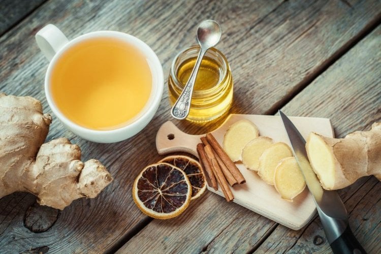 Ingwer, Honig, Zimt und Zitrone sind tolle Zutaten für geschmackvolles Trinkwasser