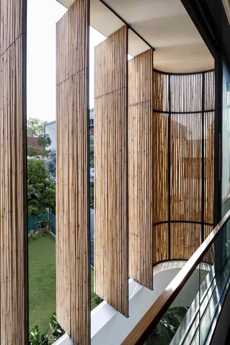 Jalousien aus Bambus am Balkon einer Stadtvilla